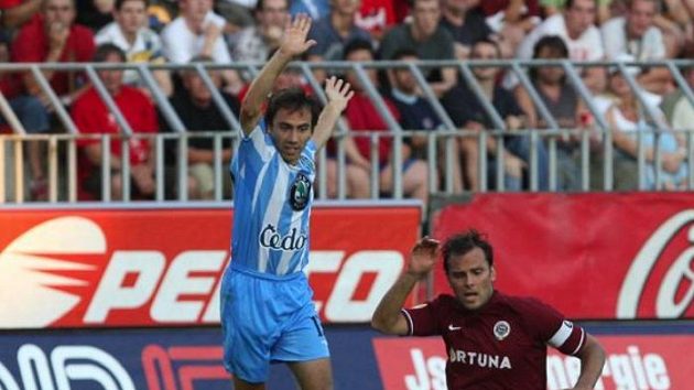 Sparťan Patrik Berger (vpravo) v souboji s Poláčkem z Mladé Boleslavi. Sparťan Patrik Berger (vpravo) v souboji s Poláčkem z Mladé Boleslavi.