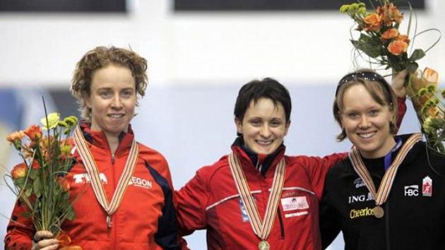 Martina Sáblíková (uprostřed) se zlatou medailí pro mistryni světa Martina Sáblíková (uprostřed) se zlatou medailí pro mistryni světa