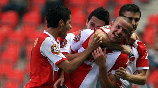 Fotbalisté Slavie oslavují gól Adama Hlouška (uprostřed). Fotbalisté Slavie oslavují gól Adama Hlouška (uprostřed).