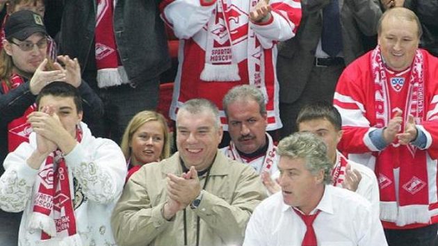 Trenér hokejistů Spartaku Moskva Miloš Říha (vpravo dole) si užívá ovací fanoušků Trenér hokejistů Spartaku Moskva Miloš Říha (vpravo dole) si užívá ovací fanoušků