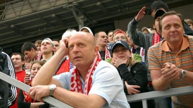 Trenér Slavie Karel Jarolím na tribuně během utkání proti Liberci Trenér Slavie Karel Jarolím na tribuně během utkání proti Liberci