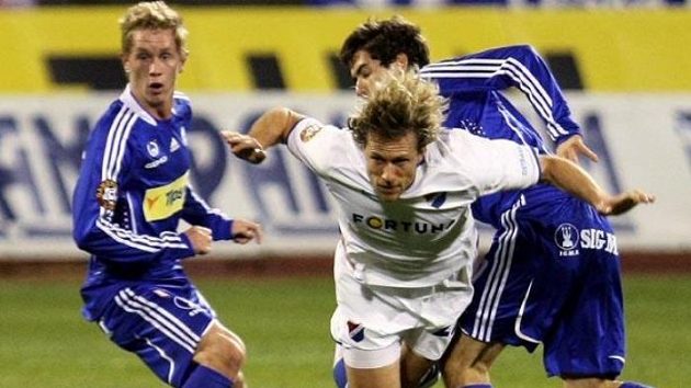 Ostravský Mario Lička mezi dvojicí fotbalistů Olomouce Ostravský Mario Lička mezi dvojicí fotbalistů Olomouce