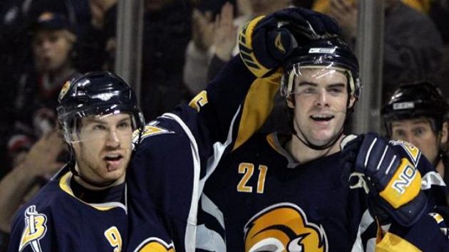Drew Stafford (vpravo) oslavuje svou branku do sítě Washingtonu se spoluhráčem Royem. Drew Stafford (vpravo) oslavuje svou branku do sítě Washingtonu se spoluhráčem Royem.