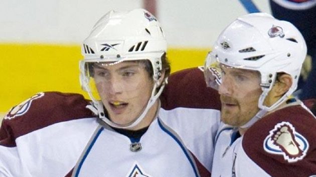 Hokejista Milan Hejduk (vpravo) oslavuje se spoluhráčem z Colorada Mattem Duchenem gól v utkání proti Edmontonu. Hokejista Milan Hejduk (vpravo) oslavuje se spoluhráčem z Colorada Mattem Duchenem gól v utkání proti Edmontonu.