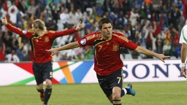 Fotbalisté Španělska David Villa (uprostřed) a Fernando Torres se radují z gólu do sítě Iráku v Poháru FIFA. Fotbalisté Španělska David Villa (uprostřed) a Fernando Torres se radují z gólu do sítě Iráku v Poháru FIFA.