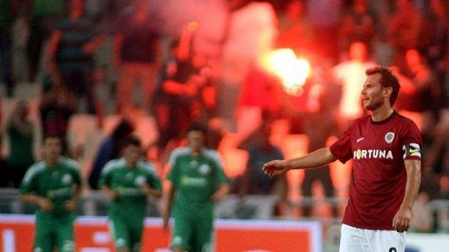 Sparťanský kapitán Patrik Berger přihlíží radosti Panathinaikosu Atény. Sparťanský kapitán Patrik Berger přihlíží radosti Panathinaikosu Atény.
