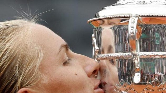 Ruská tenistka Světlana Kuzněcovová líbá pohár pro vítězku French Open. Ruská tenistka Světlana Kuzněcovová líbá pohár pro vítězku French Open.