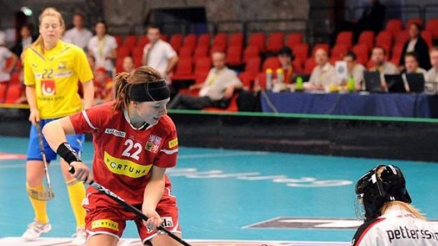 Útočnice Lucie Szotkowská se snaží prosadit proti švédské brankářce Petterssonové. Útočnice Lucie Szotkowská se snaží prosadit proti švédské brankářce Petterssonové.