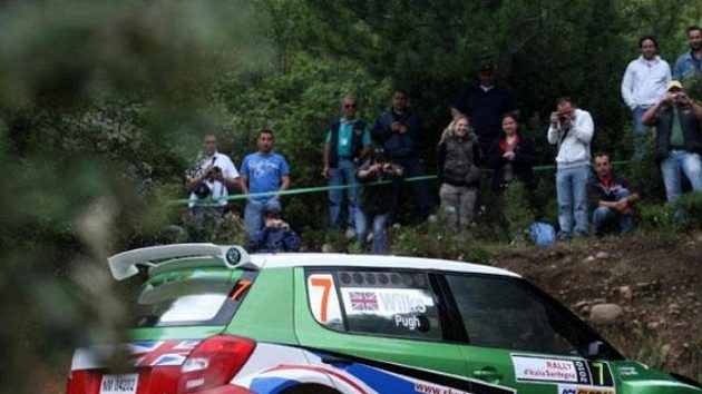 Britský jezdec Guy Wilks s vozem Škoda Fabia S2000 při Italské rallye na Sardinii. Britský jezdec Guy Wilks s vozem Škoda Fabia S2000 při Italské rallye na Sardinii.