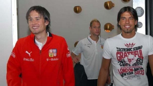 Tomáš Rosický (vlevo) a Milan Baroš přicházejí na sraz fotbalové reprezentace v Praze Tomáš Rosický (vlevo) a Milan Baroš přicházejí na sraz fotbalové reprezentace v Praze