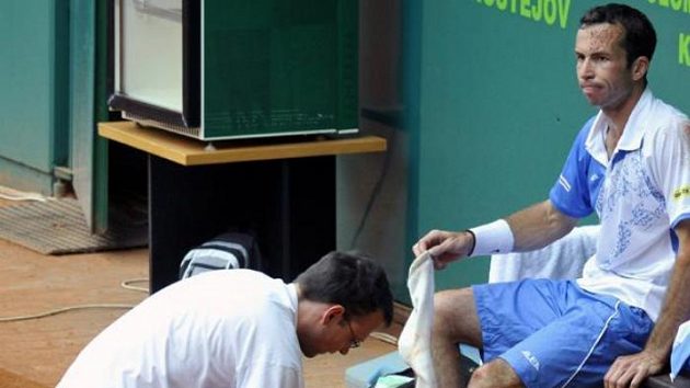 Ošetřovaný Radek Štěpánek při utkání s Uruguaycem Cuevasem na turnaji Czech Open v Prostějově. Ošetřovaný Radek Štěpánek při utkání s Uruguaycem Cuevasem na turnaji Czech Open v Prostějově.