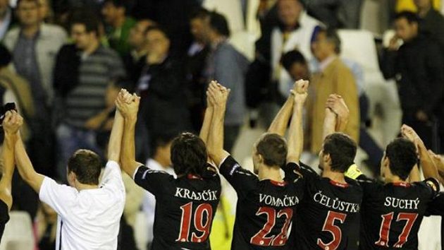 Fotbalisté Slavie oslavují remízu ve Valencii. Fotbalisté Slavie oslavují remízu ve Valencii.