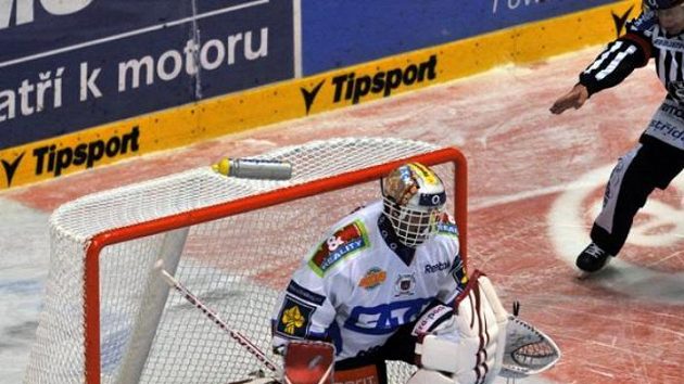 Pardubický brankář Dominik Hašek po samostatných nájezdech Pardubický brankář Dominik Hašek po samostatných nájezdech