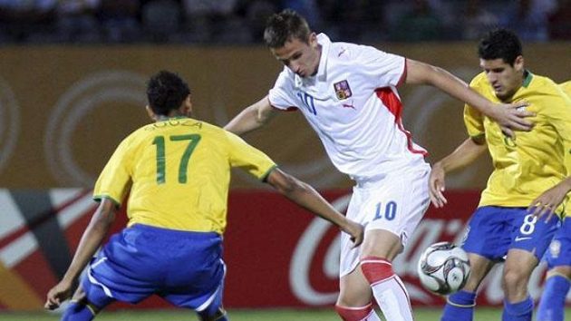 Útočník české dvacítky Tomáš Pekhart v obležení fotbalistů Brazílie Útočník české dvacítky Tomáš Pekhart v obležení fotbalistů Brazílie