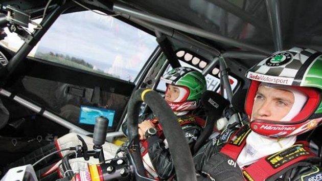 Pohled do útrob Škody Fabie S2000. Juho Hänninen (vpravo) a navigátor Mikko Markkula při belgické Ypres rallye. Pohled do útrob Škody Fabie S2000. Juho Hänninen (vpravo) a navigátor Mikko Markkula při belgické Ypres rallye.