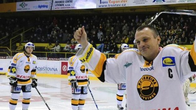 Litvínovský sportovní manažer a kapitán týmu Robert Reichel dovršil v závěru základní části kulaté jubileum - 1500 odehraných zápasů v nejvyšších soutěžích v Evropě a v zámoří. Litvínovský sportovní manažer a kapitán týmu Robert Reichel dovršil v závěru základní části kulaté jubileum - 1500 odehraných zápasů v nejvyšších soutěžích v Evropě a v zámoří.