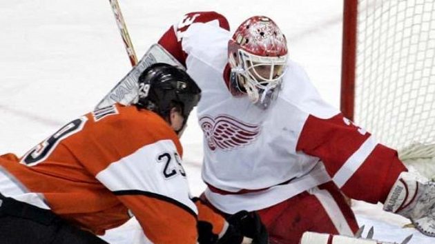 Todd Fedoruk z Philadelphie dává šestý gól do branky Detroitu. Todd Fedoruk z Philadelphie dává šestý gól do branky Detroitu.