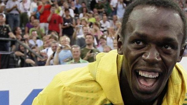 Vysmátý Usain Bolt při setkání s fanoušky na MS v Berlíně. Vysmátý Usain Bolt při setkání s fanoušky na MS v Berlíně.