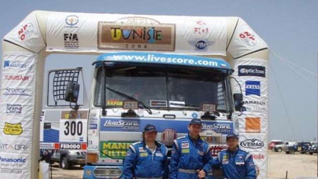 Posádka Letka Racing Teamu Vojtěch Morávek, Tomáš Tomeček a Radomír Smolka v cíli Rally Tunisia. Posádka Letka Racing Teamu Vojtěch Morávek, Tomáš Tomeček a Radomír Smolka v cíli Rally Tunisia.