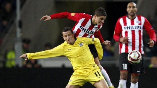 Sparťan Igor Žofčák (ve žlutém) v souboji s Ibrahimem Afellayem z PSV Eindhoven Sparťan Igor Žofčák (ve žlutém) v souboji s Ibrahimem Afellayem z PSV Eindhoven