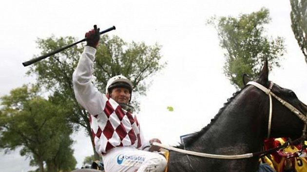Vítěz Velké pardubické Tiumen s žokejem Josefem Váňou Vítěz Velké pardubické Tiumen s žokejem Josefem Váňou