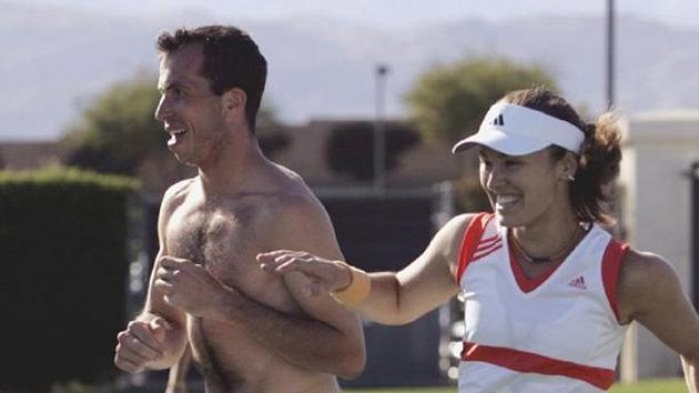 Radek Štěpánek a Martina Hingisová se baví při odpočinkové hře fotbalu. Radek Štěpánek a Martina Hingisová se baví při odpočinkové hře fotbalu.