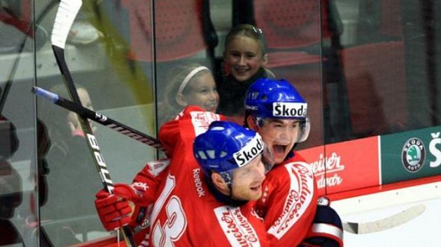 Jiří Hudler se raduje s Jiřím Novotným z gólu v ruské síti. Jiří Hudler se raduje s Jiřím Novotným z gólu v ruské síti.