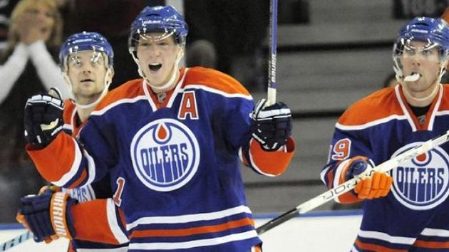 Hokejista Aleš Hemský (uprostřed) oslavuje se spoluhráči z Edmontonu. Hokejista Aleš Hemský (uprostřed) oslavuje se spoluhráči z Edmontonu.