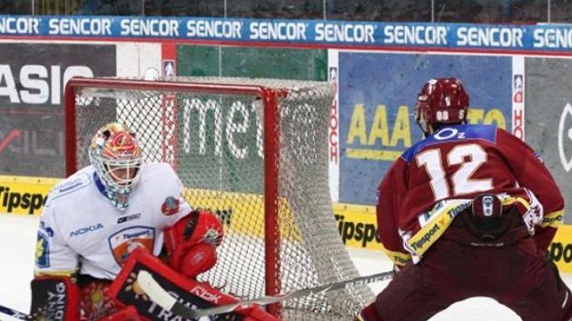 Finský brankář v barvách Chomutova Jan Lundell zasahuje proti střele sparťanského hráče. Finský brankář v barvách Chomutova Jan Lundell zasahuje proti střele sparťanského hráče.