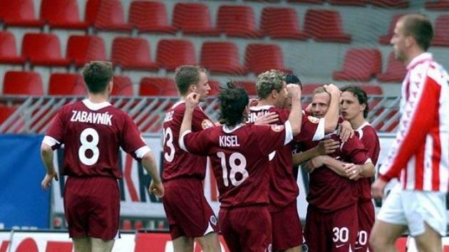 Fotbalisté Sparty se radují z gólu Lustrinelliho (č. 30) v pohárovém utkání proti Žižkovu. Fotbalisté Sparty se radují z gólu Lustrinelliho (č. 30) v pohárovém utkání proti Žižkovu.