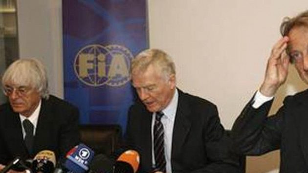 Zleva: šéf F1 Bernie Ecclestone, prezident FIA Max Mosley a prezident Ferrari Luca di Montezemolo na zasedání Zleva: šéf F1 Bernie Ecclestone, prezident FIA Max Mosley a prezident Ferrari Luca di Montezemolo na zasedání
