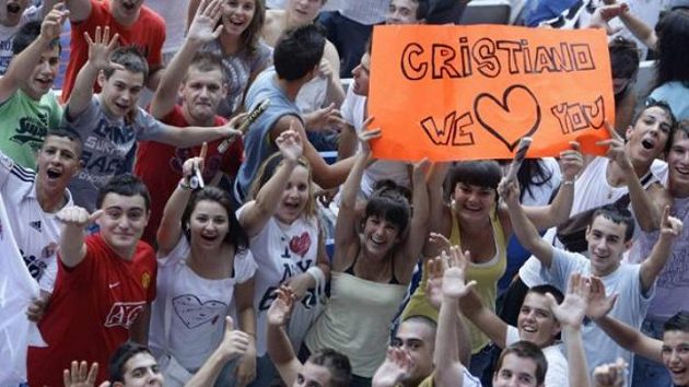 Fanoušci Realu Madrid plní kasu klubu dokonale. Fanoušci Realu Madrid plní kasu klubu dokonale.