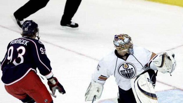 Český hokejista Jakub Voráček (vlevo) z Columbusu střílí gól v utkání proti Edmontonu. Český hokejista Jakub Voráček (vlevo) z Columbusu střílí gól v utkání proti Edmontonu.