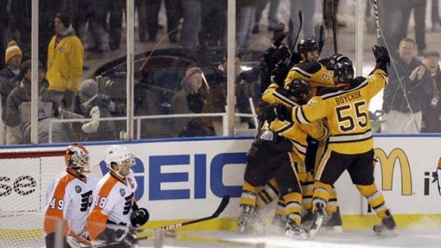 Hokejisté Bostonu oslavují gól Marco Sturma v prodloužení utkání proti Philadelphii. Hokejisté Bostonu oslavují gól Marco Sturma v prodloužení utkání proti Philadelphii.