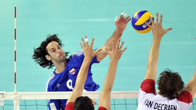 Ondřej Hudeček z reprezentace Česka (vlevo) a hráči Belgie Gertjan Claes a Jo Van Decraen. Archivní foto. Ondřej Hudeček z reprezentace Česka (vlevo) a hráči Belgie Gertjan Claes a Jo Van Decraen. Archivní foto.