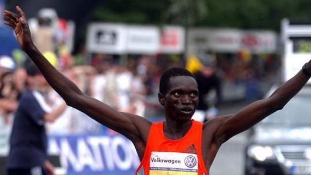 Katarský vytrvalec Hasan Mubarak Šamí probíhá cílem pražského maratónu. Katarský vytrvalec Hasan Mubarak Šamí probíhá cílem pražského maratónu.