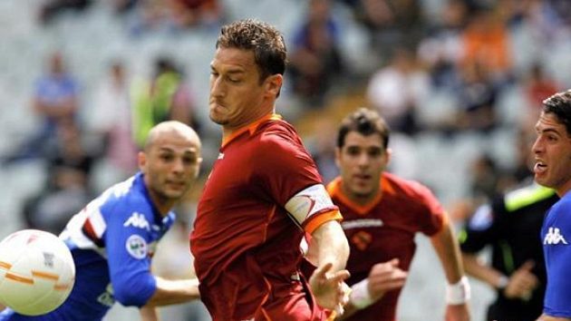 Kapitán AS Řím Francesco Totti (vlevo) bojuje proti hráčům Sampdorie v 32. kole italské fotbalové ligy. Kapitán AS Řím Francesco Totti (vlevo) bojuje proti hráčům Sampdorie v 32. kole italské fotbalové ligy.