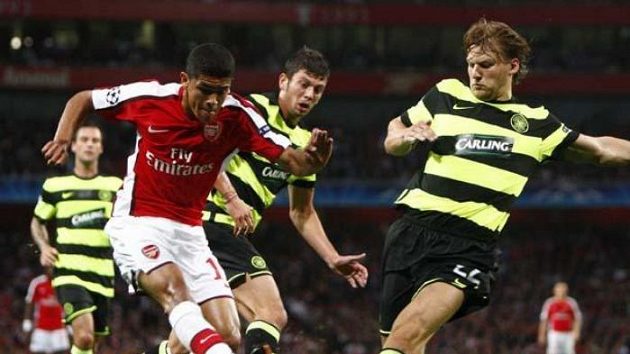 Fotbalista Arsenalu Denilson střílí na bránu Celtiku, v čemž se mu snaží zabránit obránci skotského celku. Fotbalista Arsenalu Denilson střílí na bránu Celtiku, v čemž se mu snaží zabránit obránci skotského celku.