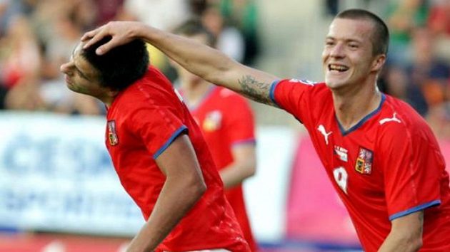 Václav Svěrkoš (vpravo) gratuluje spoluhráči Milanu Barošovi ke gólu v utkání proti San Marinu. Václav Svěrkoš (vpravo) gratuluje spoluhráči Milanu Barošovi ke gólu v utkání proti San Marinu.