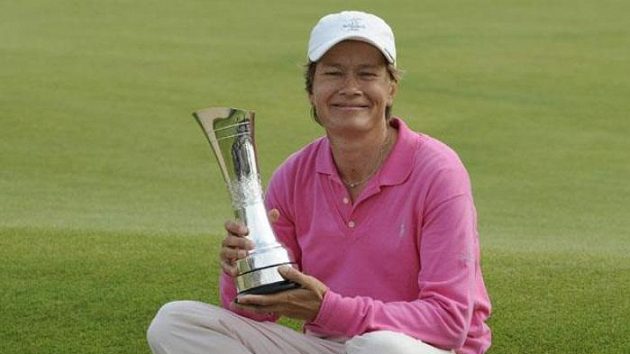 Britská golfista Catriona Matthewová s trofejí pro vítězku British Open Britská golfista Catriona Matthewová s trofejí pro vítězku British Open
