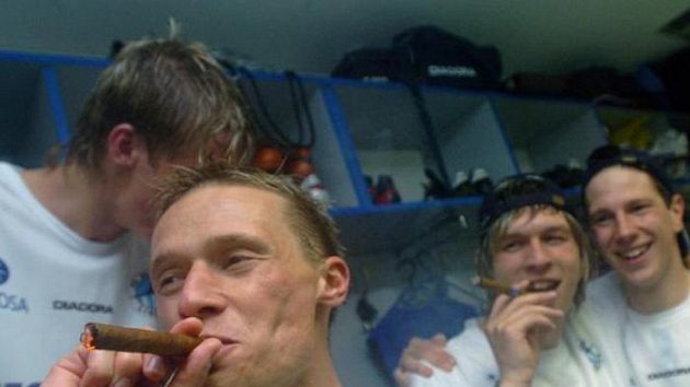 Kapitán fotbalistů Liberce s vítězným doutníkem Kapitán fotbalistů Liberce s vítězným doutníkem