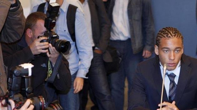 Fotbalista Standardu Lutych Axel Witsel čeká na výrok disciplinární komise. Fotbalista Standardu Lutych Axel Witsel čeká na výrok disciplinární komise.