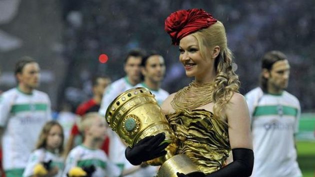Hosteska přináší Německý pohár před finále v Berlíně. Hosteska přináší Německý pohár před finále v Berlíně.