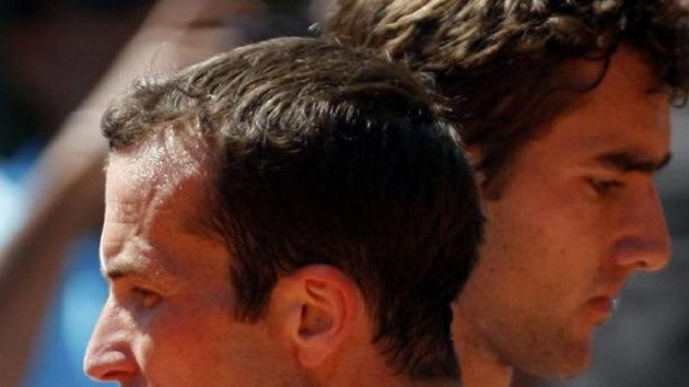 Český tenista Radek Štěpánek (vepředu) se míjí s Chorvatem Marinem Čiličem během utkání French Open. Český tenista Radek Štěpánek (vepředu) se míjí s Chorvatem Marinem Čiličem během utkání French Open.