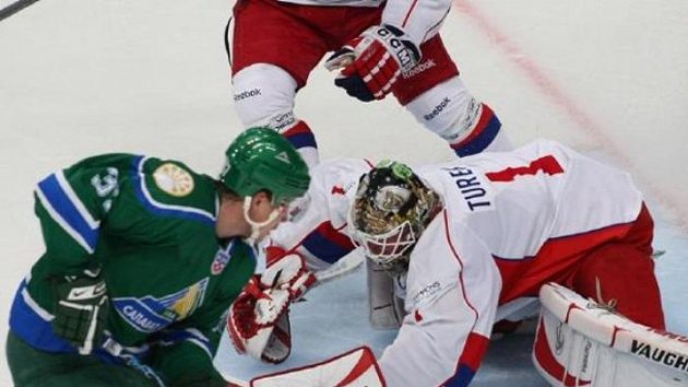 Roman Turek zasahuje před Perežoginem z Ufy Roman Turek zasahuje před Perežoginem z Ufy