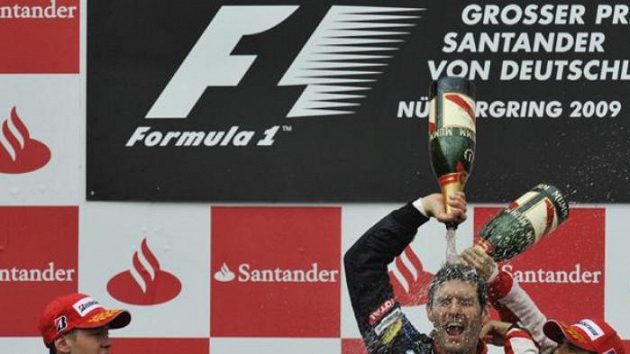 Vítěz Velké ceny Německa Mark Webber (uprostřed) oslavuje s týmovým kolegou ze stáje Red Bull Sebastianem Vettelem (vlevo) a třetím Felipem Massou s vozem ferrari. Vítěz Velké ceny Německa Mark Webber (uprostřed) oslavuje s týmovým kolegou ze stáje Red Bull Sebastianem Vettelem (vlevo) a třetím Felipem Massou s vozem ferrari.
