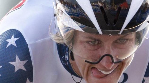 Americká cyklistka Kristin Armstrongová při časovce na MS ve švýcarském Mendrisiu. Americká cyklistka Kristin Armstrongová při časovce na MS ve švýcarském Mendrisiu.