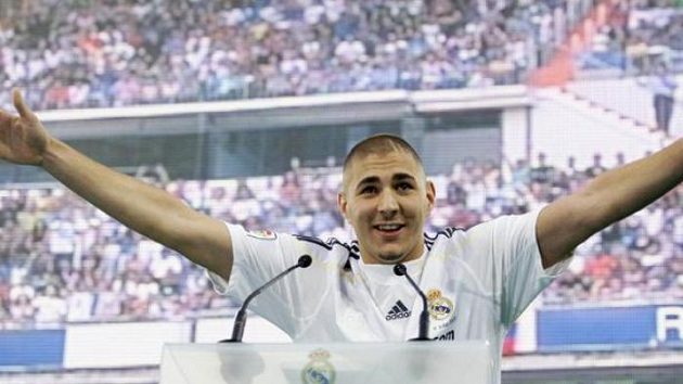 Francouzský fotbalista Karim Benzema v dresu Realu Madrid na stadiónu Santiago Bernabeu Francouzský fotbalista Karim Benzema v dresu Realu Madrid na stadiónu Santiago Bernabeu