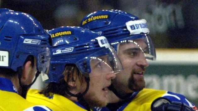 Hokejový obránce Jakub Grof (uprostřed) postoupil se spoluhráči z Ústí do extraligy. Hokejový obránce Jakub Grof (uprostřed) postoupil se spoluhráči z Ústí do extraligy.