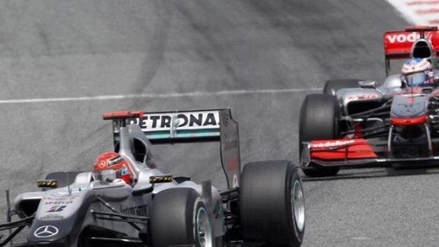Michael Schumacher a Jenson Button (vpravo) při Velké ceně Španělska Michael Schumacher a Jenson Button (vpravo) při Velké ceně Španělska